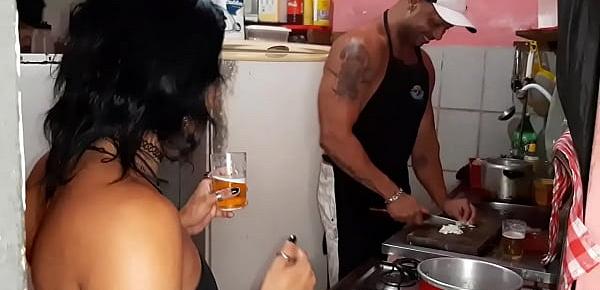  Em quanto Mike Hot estar na Cozinha fazendo comida, a puta da Danny Hot estar sendo fodida firme pelo dotado e faz ela gozar muito